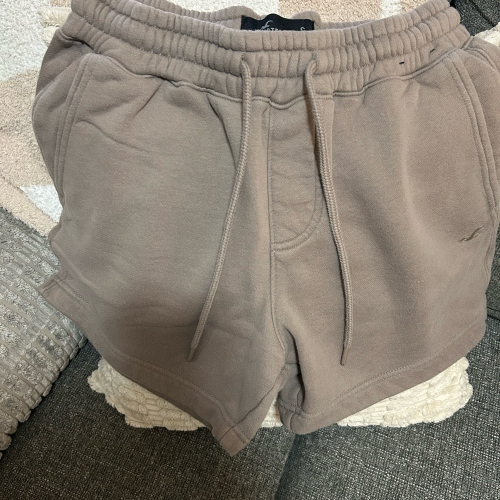 Hollister Women's Tan Shorts - Picture 2 of 2